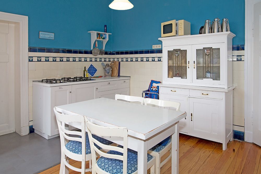 Esstisch in der blauen Küche
